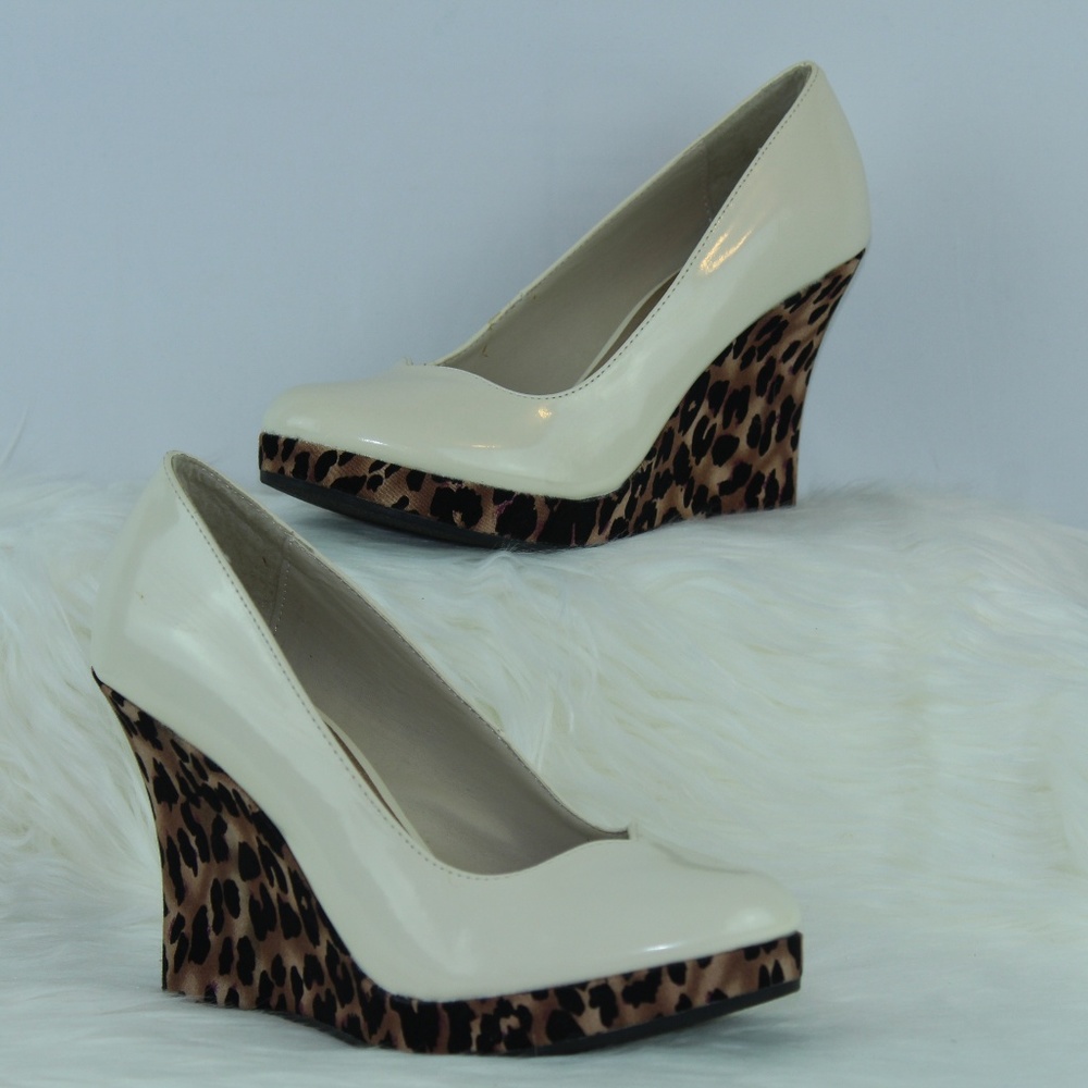 3/$25 Animal Print White Wedge Shoes Size 7.5